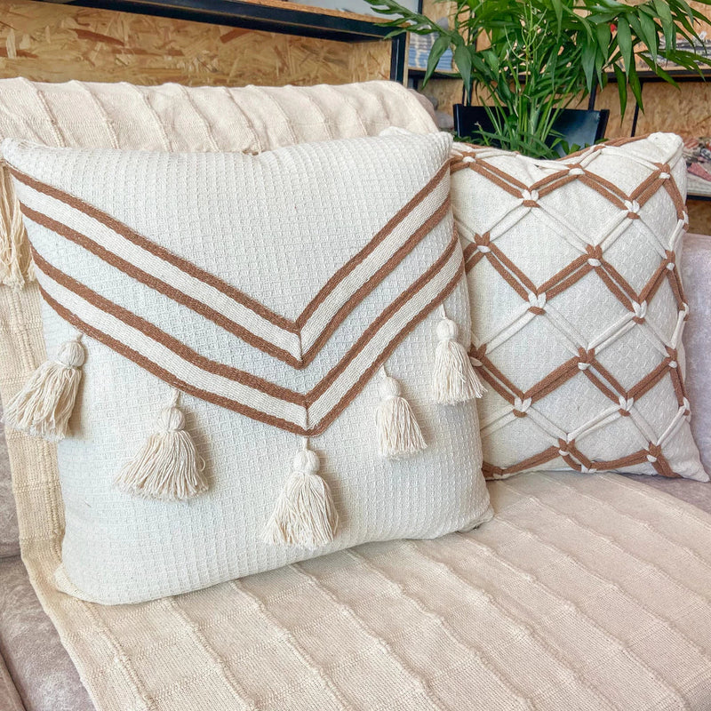 Capa de Almofada Pompom Trabalhada – Decoração com Estilo e Conforto ✨